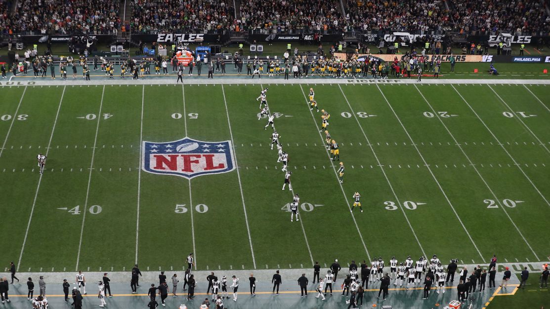 nfl-no-brasil:-atleta-do-packers-chama-de-“lixo”-gramado-do-corinthians