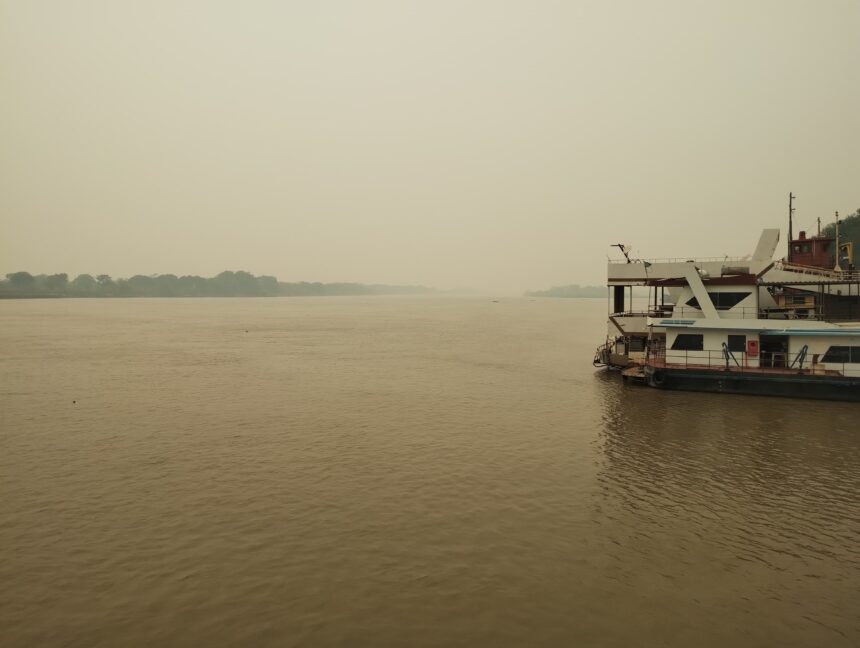 pantanal:-fumaca-densa-dificulta-navegacao-no-rio-paraguai-ha-uma-semana-em-corumba-(ms)