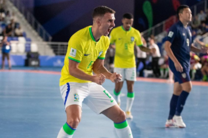 brasil-aplica-9-a-1-e-segue-100%-na-copa-do-mundo-de-futsal