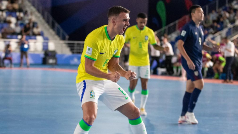 brasil-aplica-9-a-1-e-segue-100%-na-copa-do-mundo-de-futsal