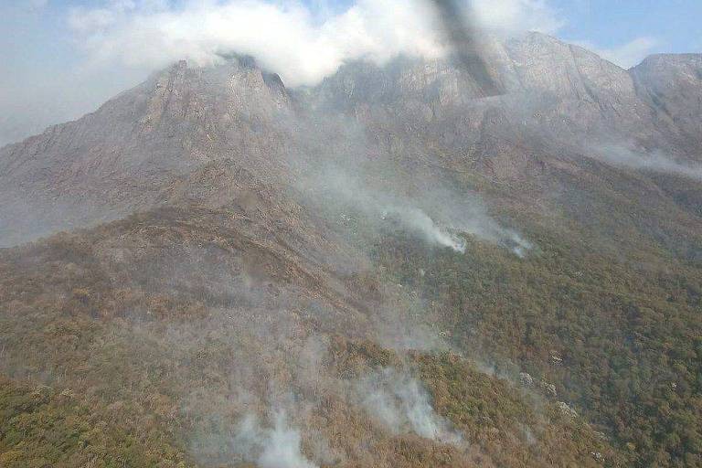 bombeiros-atuam-em-combate-a-incendios-em-quatro-areas-de-conversacao-de-minas-gerais