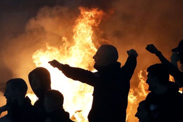 torcedores-invadem-estadio-na-servia-e-incendeiam-gramado;-assista