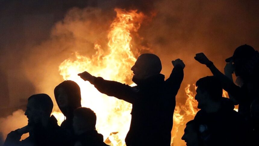 torcedores-invadem-estadio-na-servia-e-incendeiam-gramado;-assista