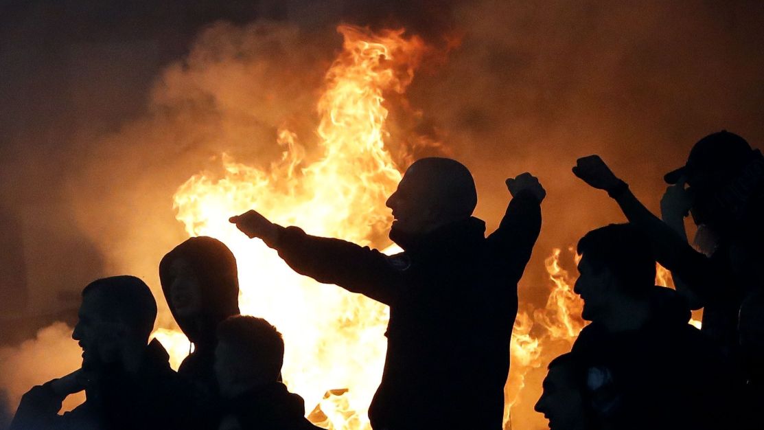 torcedores-invadem-estadio-na-servia-e-incendeiam-gramado;-assista