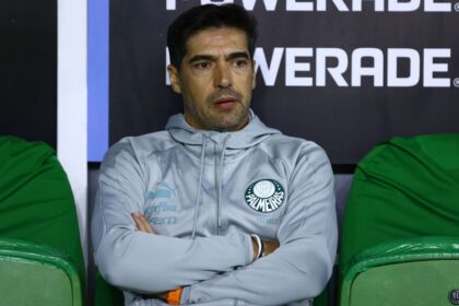 abel-ferreira,-do-palmeiras,-e-suspenso-por-dois-jogos-apos-gesto-obsceno