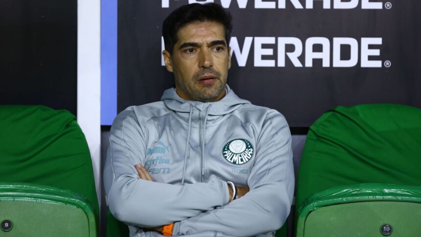 abel-ferreira,-do-palmeiras,-e-suspenso-por-dois-jogos-apos-gesto-obsceno