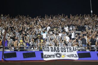 torcida-do-botafogo-faz-festa-no-desembarque-da-equipe-no-rio