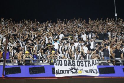 torcida-do-botafogo-faz-festa-no-desembarque-da-equipe-no-rio