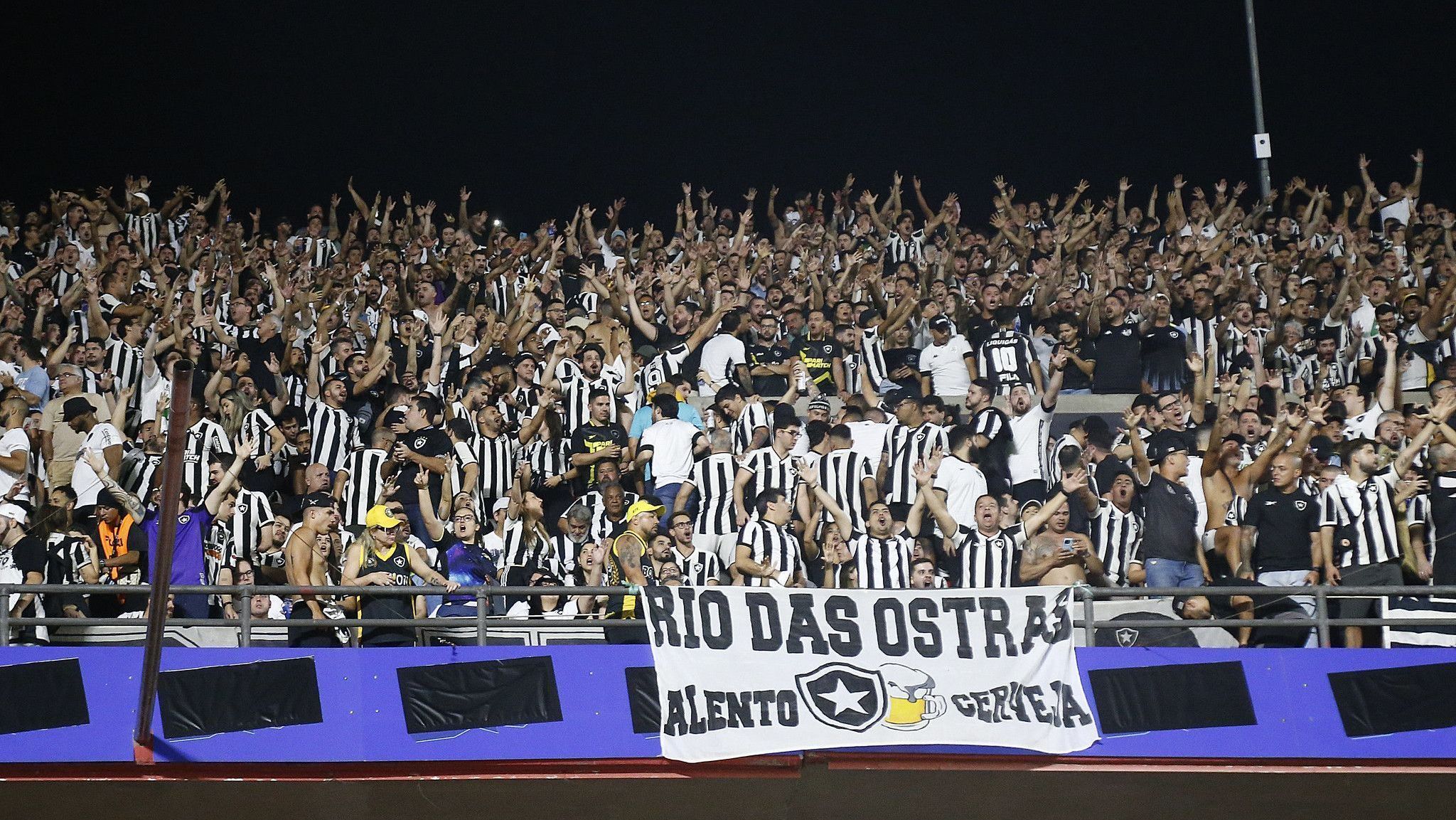 torcida-do-botafogo-faz-festa-no-desembarque-da-equipe-no-rio