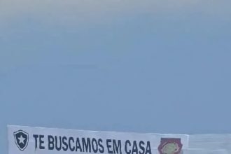 torcida-do-botafogo-provoca-sao-paulo-com-cartaz-em-aviao