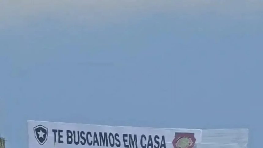 torcida-do-botafogo-provoca-sao-paulo-com-cartaz-em-aviao