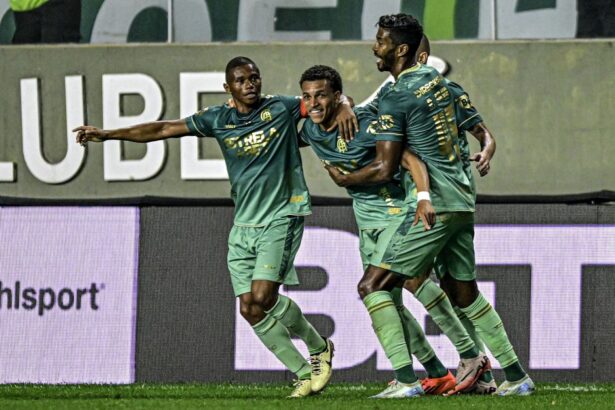 america-mg-vence-coritiba-com-gol-no-fim-e-se-aproxima-do-g-4-da-serie-b