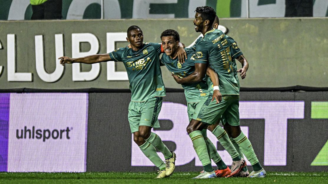 america-mg-vence-coritiba-com-gol-no-fim-e-se-aproxima-do-g-4-da-serie-b