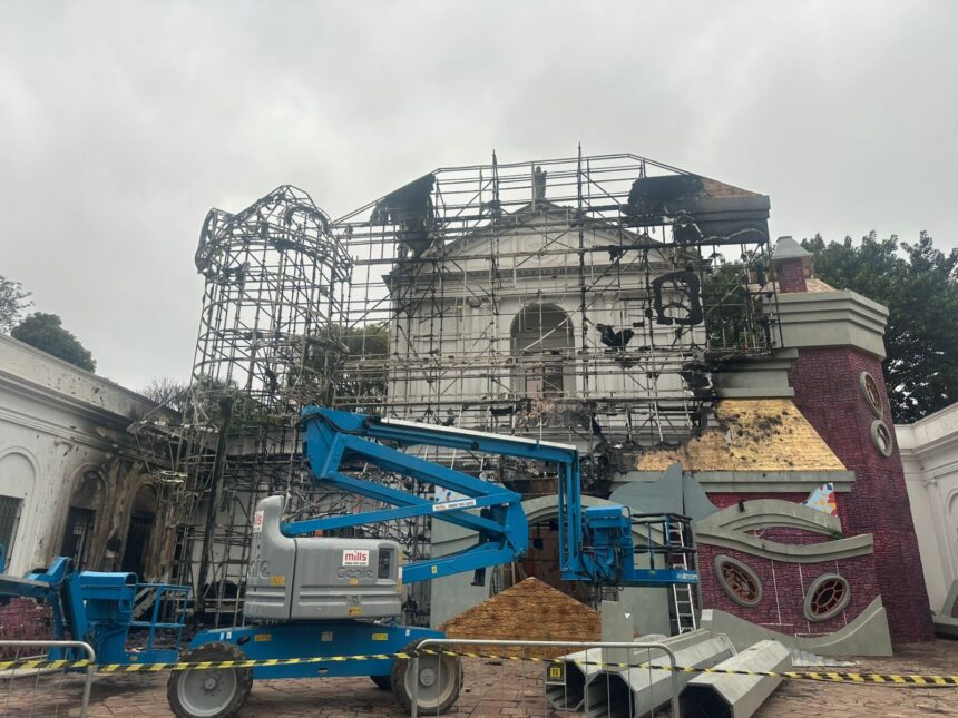 incendio-destroi-cenario-da-fachada-de-exposicao-do-castelo-ra-tim-bum-em-sao-paulo