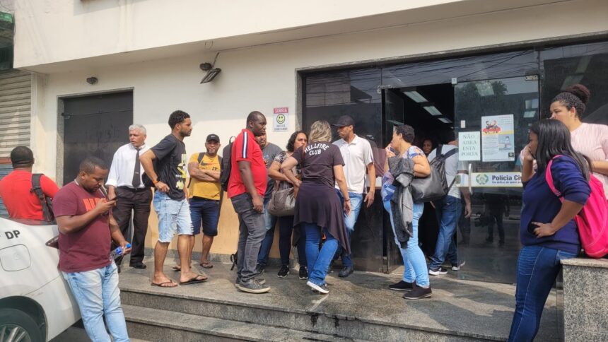 dupla-assalta-dezenas-de-passageiros-em-dois-onibus-na-avenida-brasil