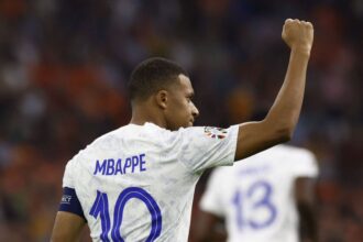 o-que-tecnico-da-selecao-francesa-disse-sobre-ida-de-mbappe-a-boate-durante-jogo