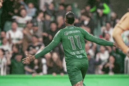 de-volta-apos-suspensao-por-apostas,-alef-manga-marca-gol-em-vitoria-do-coritiba