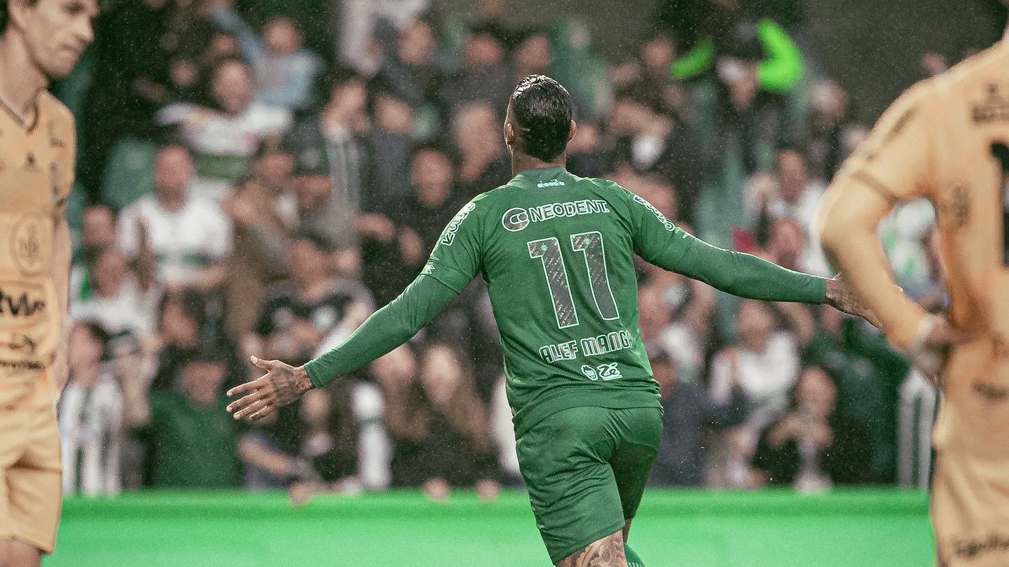 de-volta-apos-suspensao-por-apostas,-alef-manga-marca-gol-em-vitoria-do-coritiba