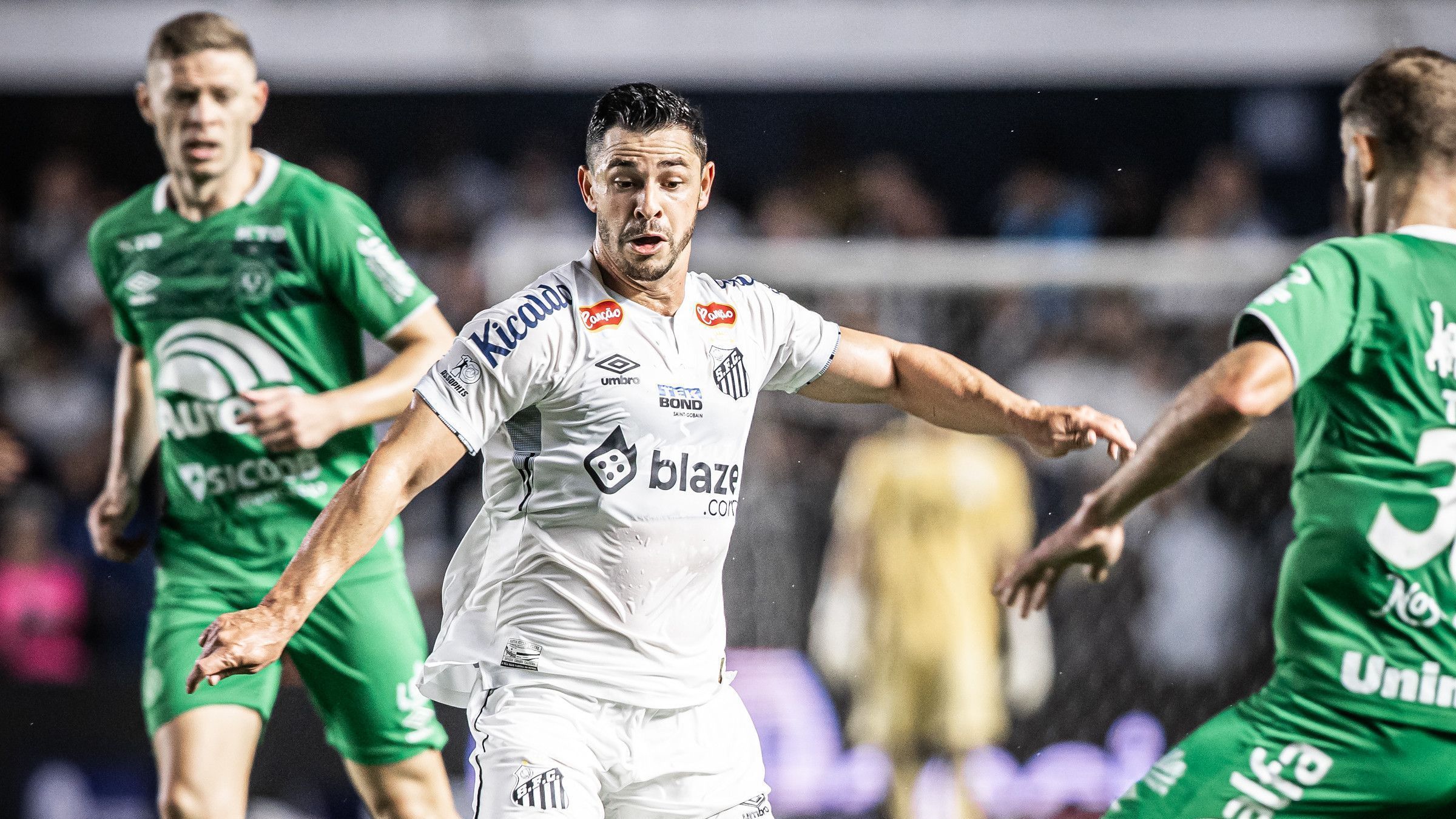 brazao-e-giuliano-falham,-e-santos-leva-virada-da-chapecoense-na-serie-b