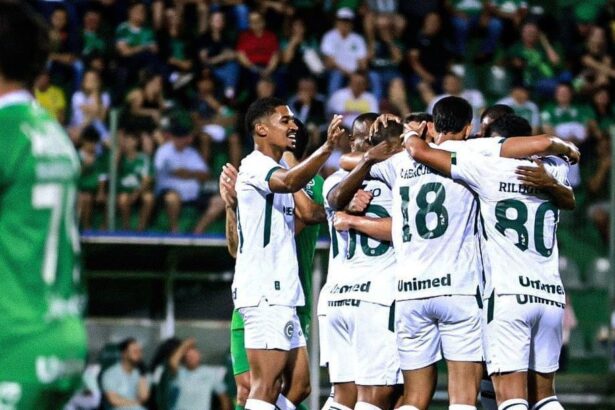 com-direito-a-gol-de-goleiro,-goias-atropela-chapecoense-na-serie-b