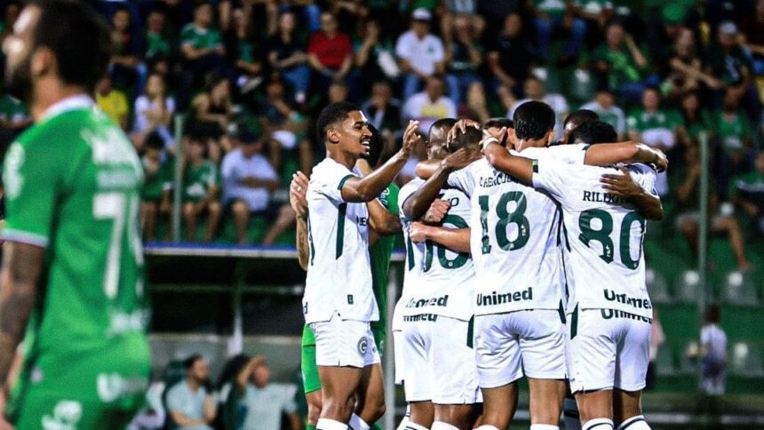 com-direito-a-gol-de-goleiro,-goias-atropela-chapecoense-na-serie-b