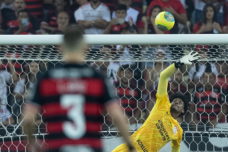 corinthians-notificara-flamengo-da-compra-de-hugo-souza-nesta-sexta-feira-(25)