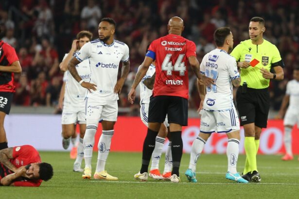 atacante-do-cruzeiro-e-expulso-aos-4-segundos-de-jogo-contra-o-athletico-pr