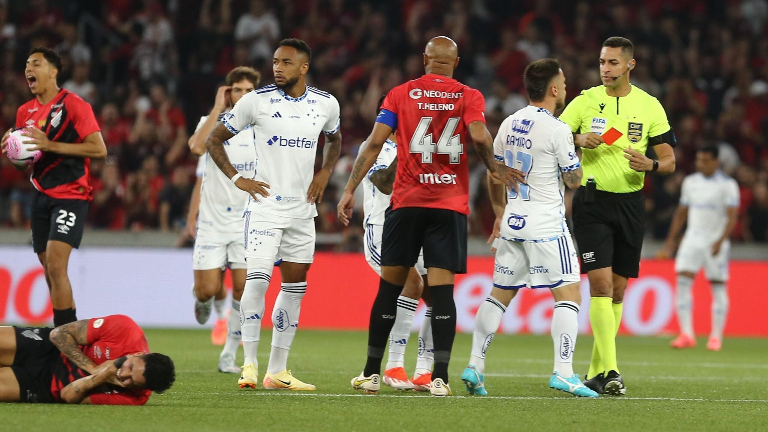 atacante-do-cruzeiro-e-expulso-aos-4-segundos-de-jogo-contra-o-athletico-pr