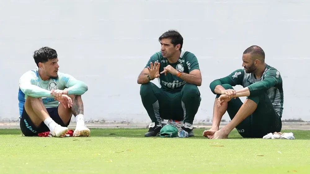 elenco-reage-a-criticas-de-abel,-e-gomez-faz-apelo-ao-palmeiras