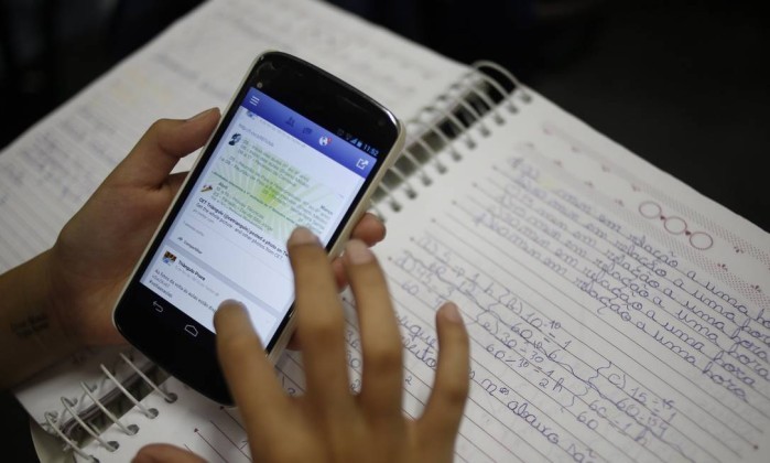 alesp-aprova-pl-que-proibe-uso-de-celular-em-escolas-publicas-e-particulares-de-sao-paulo