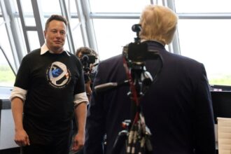 trump-faz-piada-a-deputados-republicanos-e-diz-que-nao-consegue-se-livrar-de-musk