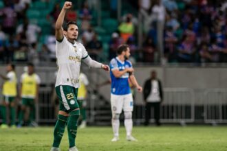 brasileirao:-palmeiras-vira-sobre-bahia-no-fim-e-segue-na-briga-pelo-titulo