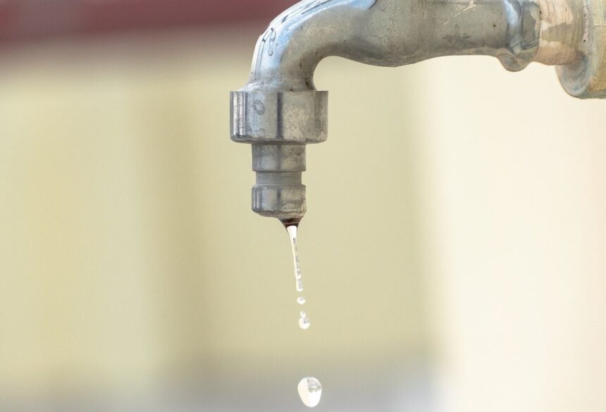 moradores-e-comerciantes-ainda-sofrem-com-falta-d’agua-no-rio;-veja-a-previsao-das-concessionarias