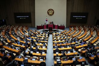 parlamento-da-coreia-do-sul-discute-impeachment-do-presidente-apos-lei-marcial