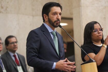 nunes-toma-posse-para-segundo-mandato-na-prefeitura-de-sao-paulo-agradecendo-a-tarcisio