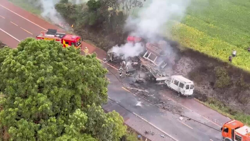 acidente-entre-carreta,-caminhao-e-van-na-br-369-(video:-cbn-maringa)