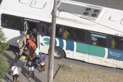 passageira-desmaia-dentro-de-onibus-por-causa-do-forte-calor-no-rio