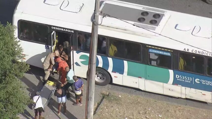 passageira-desmaia-dentro-de-onibus-por-causa-do-forte-calor-no-rio