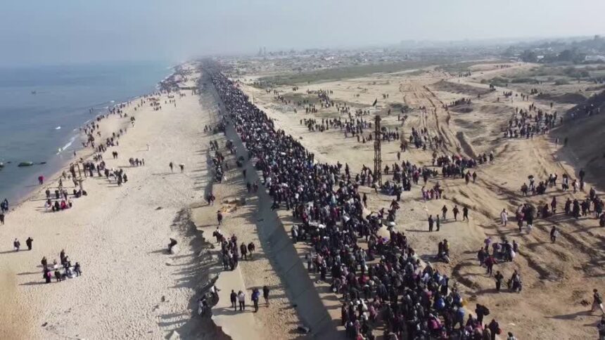 imagens-mostram-milhares-de-palestinos-retornando-ao-norte-de-gaza