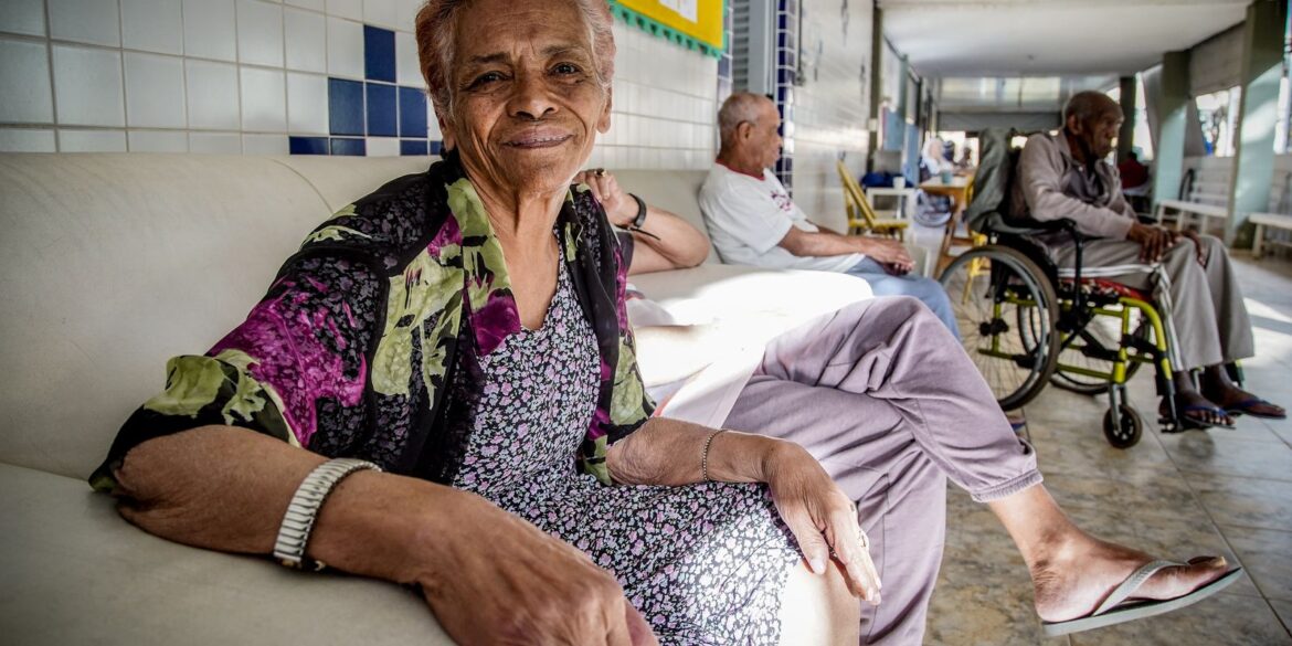 tema-da-redacao-do-enem-ajuda-a-debater-etarismo,-dizem-professores