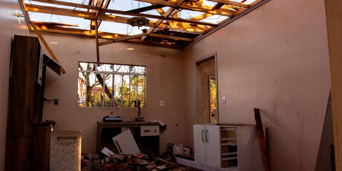 apos-tornado,-rio-bonito-do-iguacu-comeca-trabalhos-de-reconstrucao