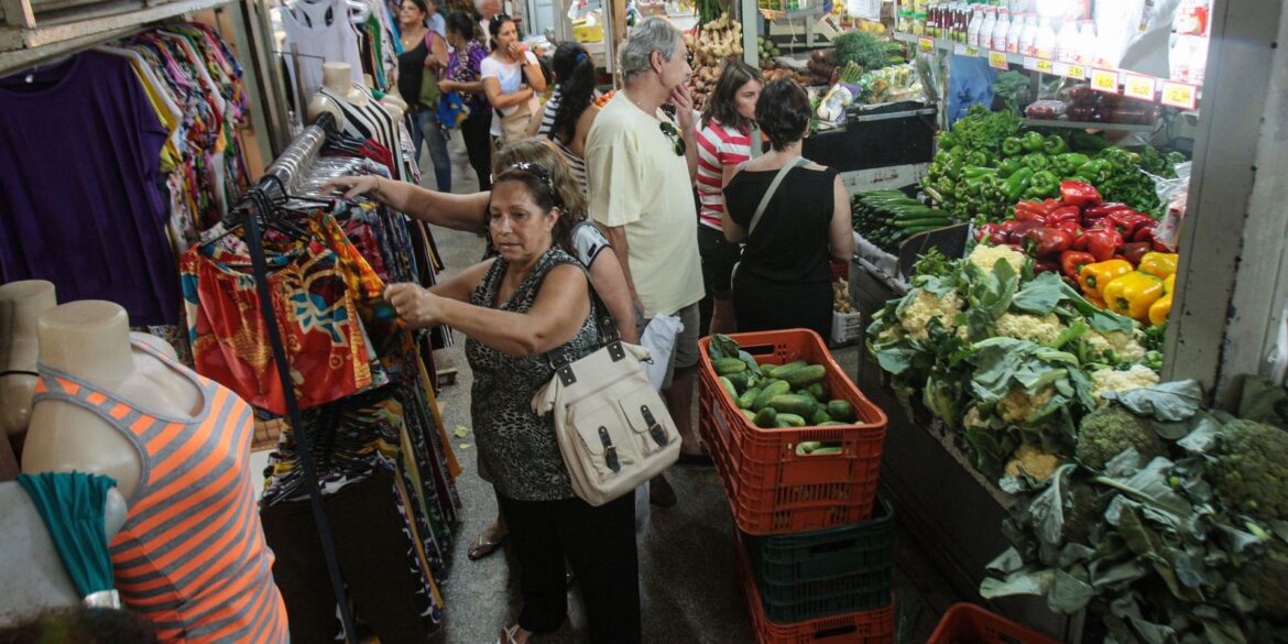 inpc-recua-para-0,03%-em-outubro-e-acumula-4,49%-em-12-meses