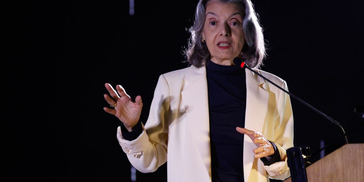 carmen-lucia:-“ditadura-e-como-erva-daninha-que-precisa-ser-cortada”